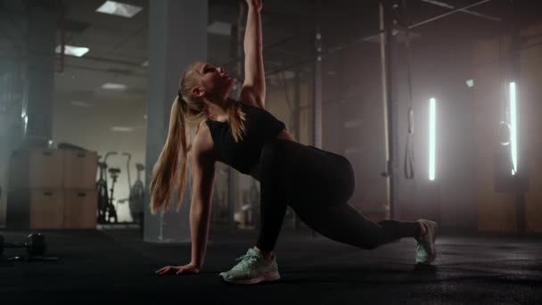 Aeróbic y entrenamiento de yoga de mujer joven en gimnasio, visitante femenina del gimnasio durante el ejercicio — Vídeo de stock