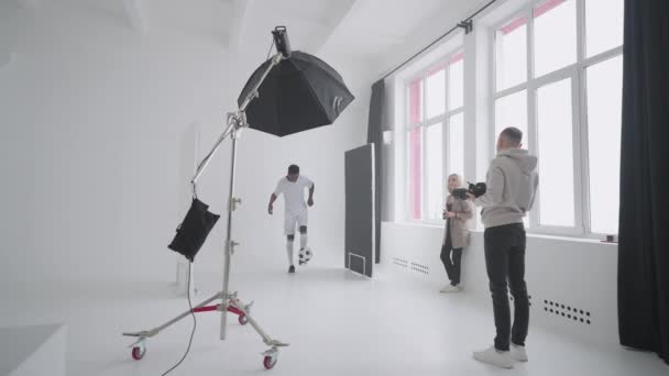 Foto sportif untuk majalah atau kampanye iklan produsen pakaian olahraga — Stok Video