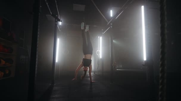 Sportowiec kobieta wykonuje ręce spaceru w centrum fitness, trening sam w sali gimnastycznej — Wideo stockowe