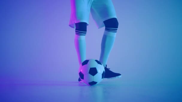 Ballon de football dribble en studio, joueur montre des compétences professionnelles, gros plan des pieds du joueur — Video