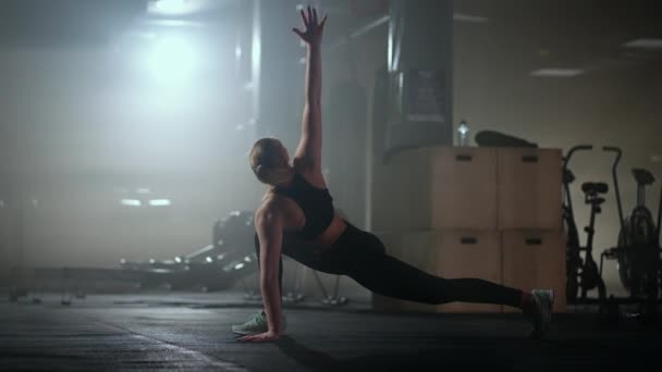 Молодая блондинка с хвостиком занимается йогой в тренажерном зале современного фитнес-центра — стоковое видео