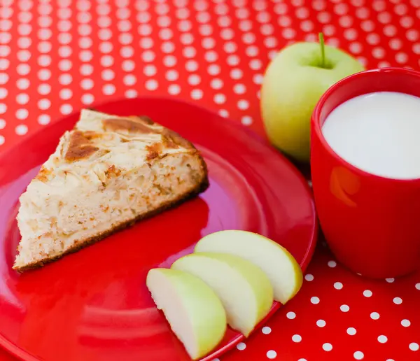 Zelfgemaakte bakken appeltaart met kopje melk — Stockfoto