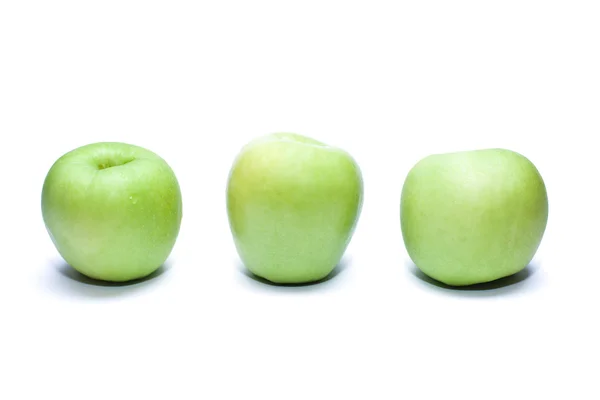 Grüne Äpfel in einer Reihe — Stockfoto