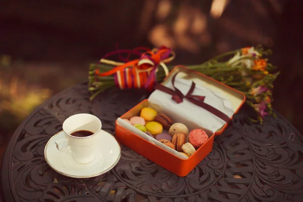 Cookies en kopje thee geserveerd op de tafel — Stockfoto