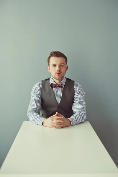 Jeune homme d'affaires à la table — Photo