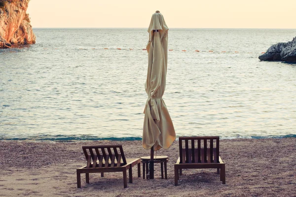 Uitzicht op zee op het strand, met ligstoelen en parasol — Stockfoto