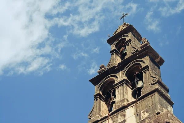 Kostelní zvon před obloha — Stock fotografie