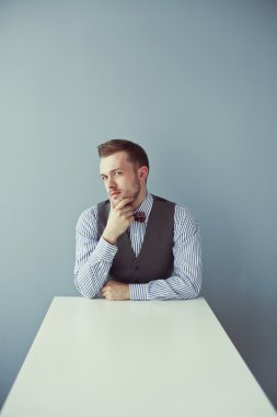 waiscoast masada oturan genç iş adamı