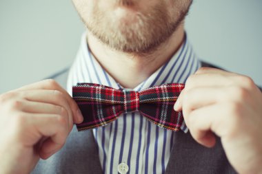 onun papyon düzeltme sakallı bir adam moda fotoğrafı