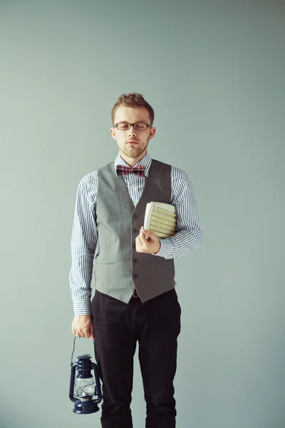 Joven hombre de la computadora en traje sostiene el teclado y el candelero — Foto de Stock