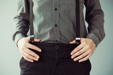 Pantolon askısı ile holding erkekler eller