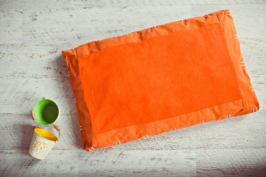 yerde kovalar ile portakal evde beslenen hayvan yatak