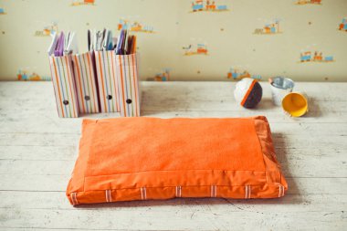 kova ve yerde kutular ile evde beslenen hayvan yatak