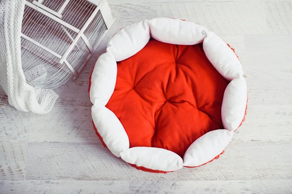 Colchón rojo para mascotas en la habitación con jaula —  Fotos de Stock