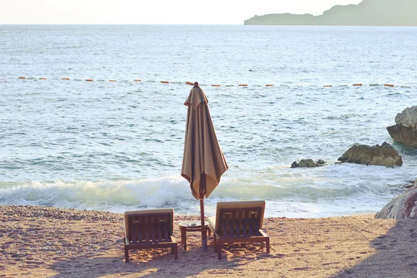 Två stranden stolar står nära havet — Stockfoto