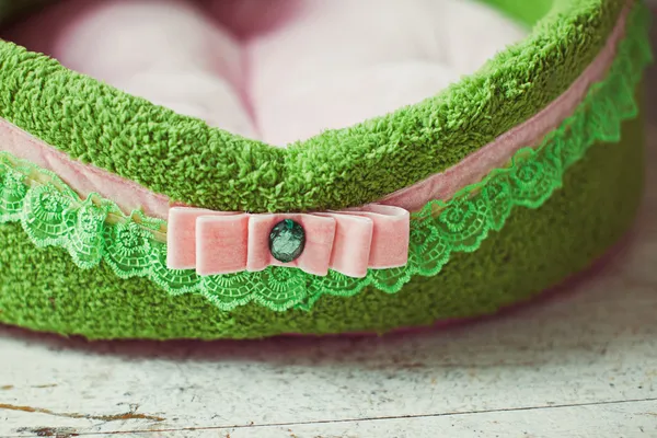 Dentelle étroite de matelas pour animaux de compagnie vert — Photo