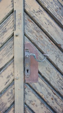 eski paslı kolu kapı