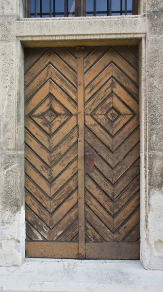 Wooden entrance door in front of residential house — Stock Photo, Image