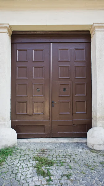 Porta de entrada de madeira na frente da casa residencial — Fotografia de Stock