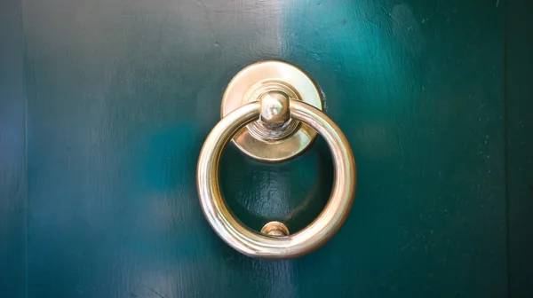 Messing knocker op de deur — Stockfoto