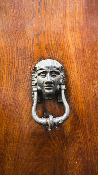 Manija de puerta antigua en forma de cabeza humana — Foto de Stock