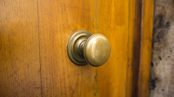 青銅製の円形のボールのドアのノブ — ストック写真