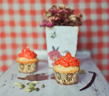 renkli arka plan üzerinde cupcakes