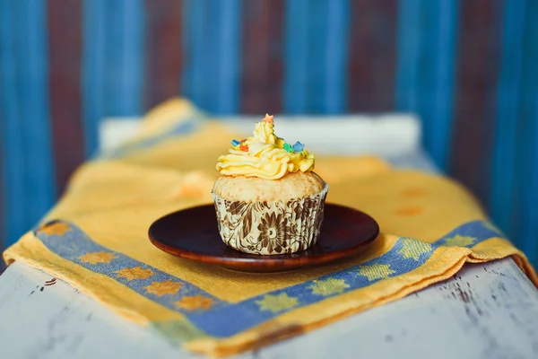 Cupcake auf dem farbigen Hintergrund — Stockfoto