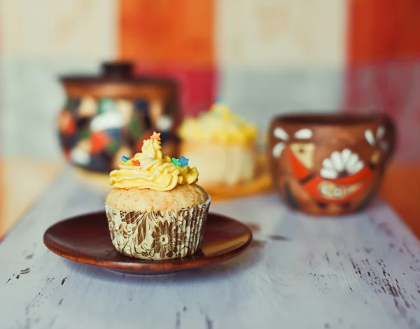 Cupcake på färgad bakgrund — Stockfoto