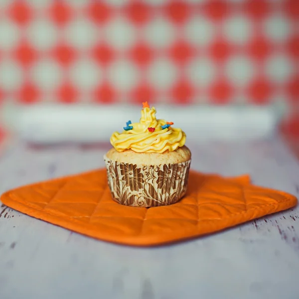 Cupcake auf dem farbigen Hintergrund — Stockfoto