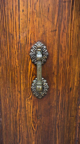 Zbliżenie antyczny uchwyt do drewnianych drzwi — Zdjęcie stockowe