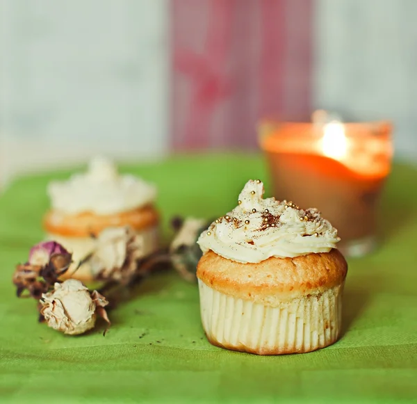 Cupcakes mit Blumen auf dem hellen Hintergrund — Stockfoto