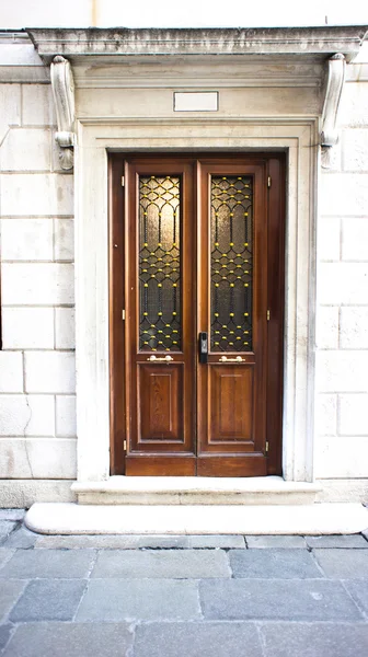 Бурая деревянная дверь — стоковое фото