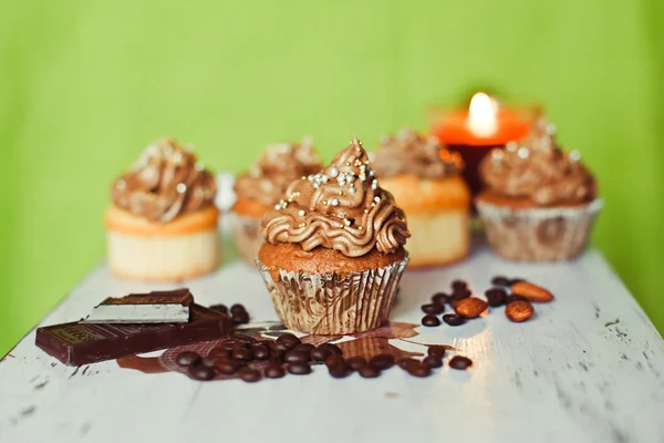 Gruppe von Cupcakes auf dem grünen Hintergrund — Stockfoto