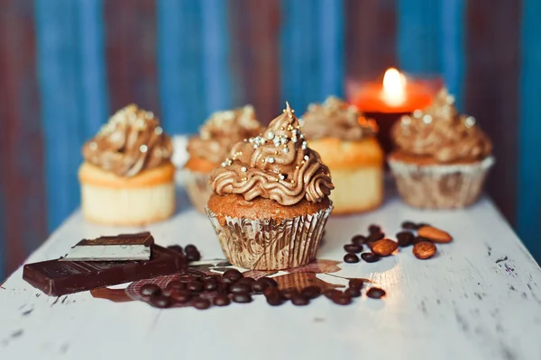 Cupcakes auf dem blauen Hintergrund — Stockfoto