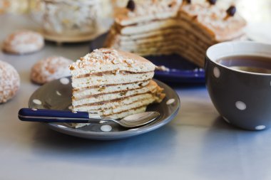 çay ile bir pasta dilimi