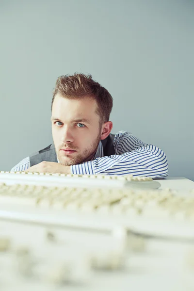 Jonge persoon met toetsenbord — Stockfoto