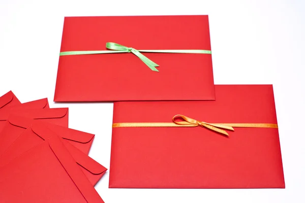 Envelopes vermelhos isolados — Fotografia de Stock