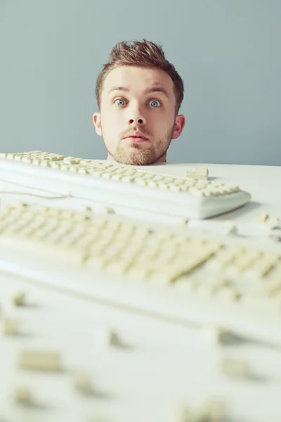 Mladý člověk a klávesnice — Stock fotografie