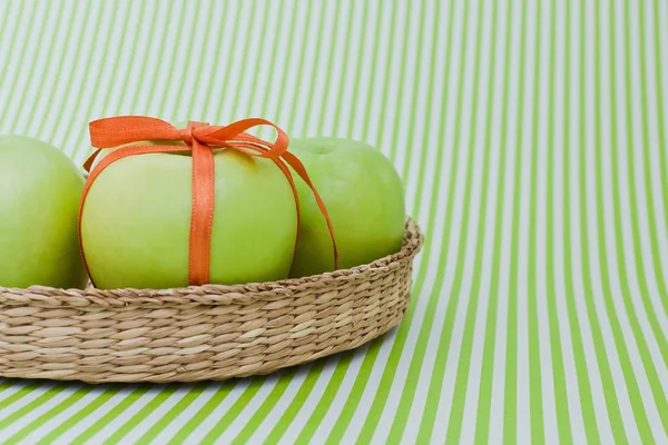 Cesta de manzanas verdes — Foto de Stock