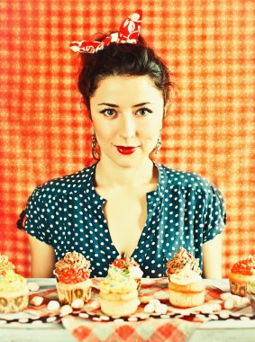 Klasik bir ev kadını ve cupcakes