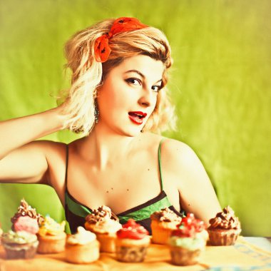 Vintage sarışın ev hanımı ve cupcakes
