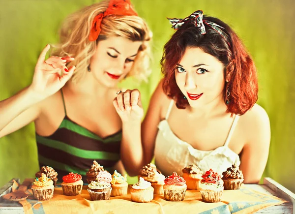 Vintage housewifes and cupcakes — Stock Photo, Image