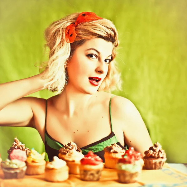 Vintage blond housewife and cupcakes — Stock Photo, Image