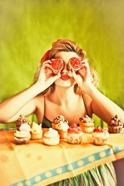 Hausfrau und Cupcakes — Stockfoto