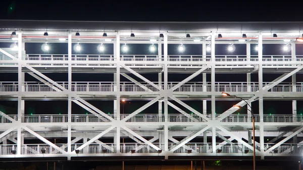 Bâtiment de parking la nuit — Photo