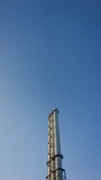 Fabriek schoorsteen — Stockfoto