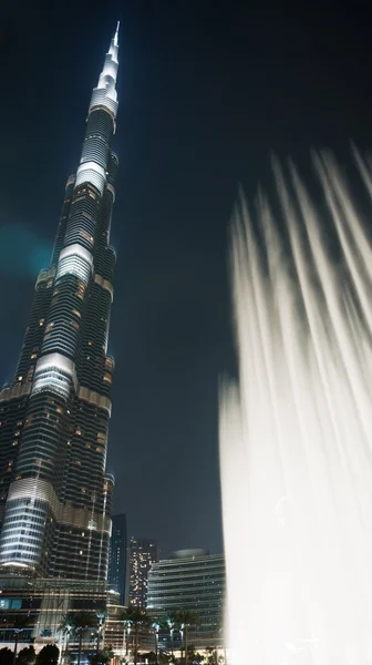 Fontannę w Dubaju oraz słynnego wieżowca Burdż Chalifa — Zdjęcie stockowe