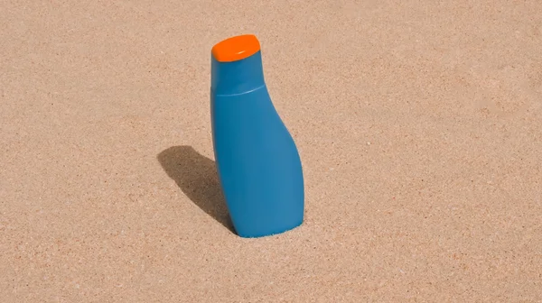 Botella en blanco azul en la arena — Foto de Stock