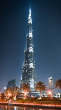 Uluslararası Dubai Kongre ve Sergi Sarayı gece